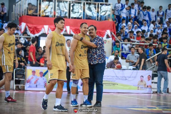 Ketua Perbasi Kota Tangerang Andri S Permana (kanan) bersama Kapten tim Dewa United Banten Kaleb Ramot Gemilang di Gor Damyati Kota Tangerang beberapa waktu lalu.